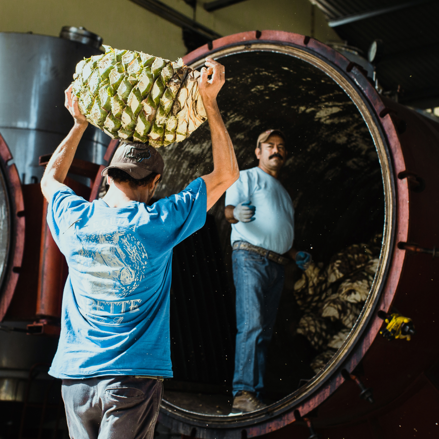 手作業で丸ごと蒸し焼き
